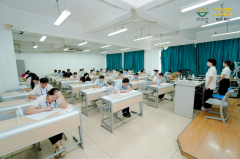 <b>承包企业派驻食堂的食物平安总监、食物平安员</b>